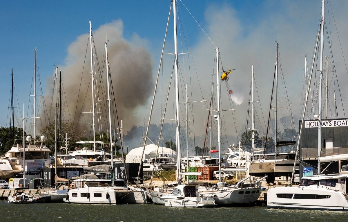 250 bungalows quemados, 1.500 personas evacuadas, el incendio amenaza ahora el puerto deportivo de Canet 250 bungalows quemados, 1.500 personas evacuadas, el incendio amenaza ahora el puerto deportivo de Canet